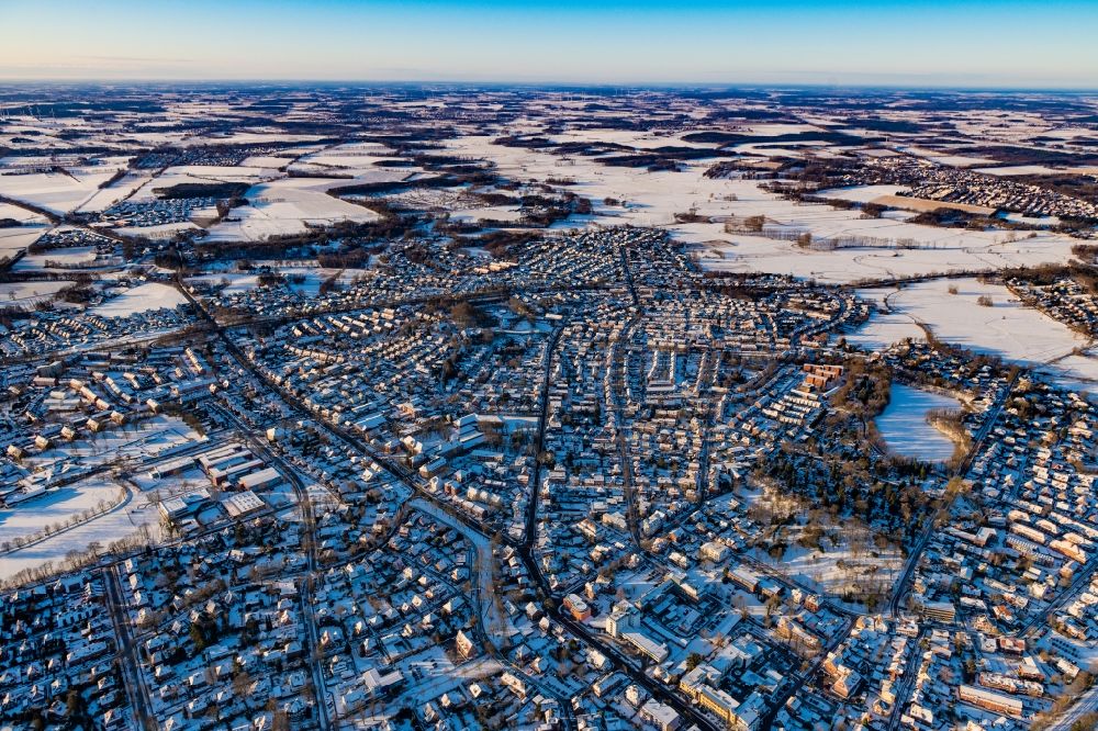 Aerial image Stade - Winterly snow-covered and frozen Horstsee in the urban area Kopenkamp in Stade in the state Lower Saxony, Germany