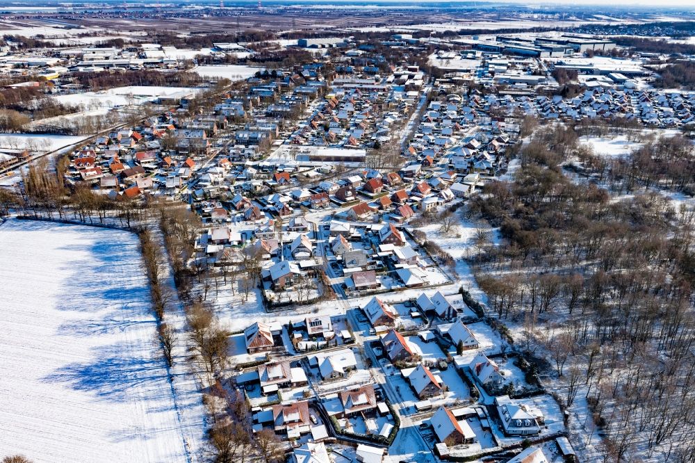 Aerial photograph Stade - Winterly snow-covered district of Ottenbeck in the urban area in Stade in the state Lower Saxony, Germany
