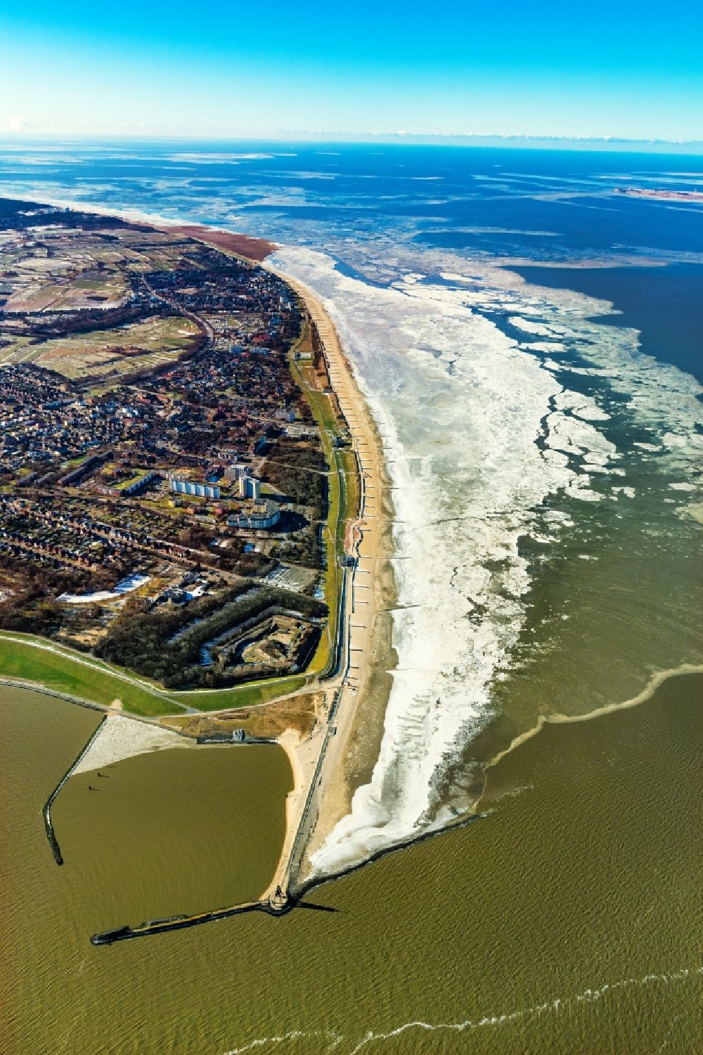 Aerial image Cuxhaven - Wintry snowy view of the spa quarters of Doese on the coast of North and Wadden Sea in Cuxhaven in the state of Lower Saxony