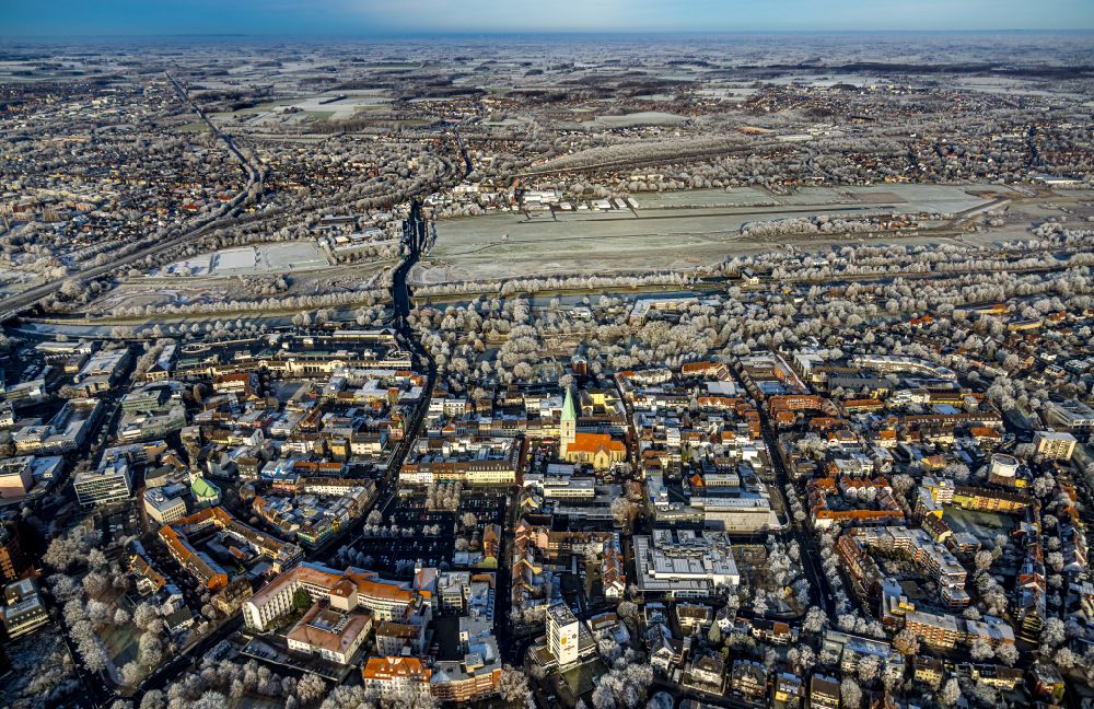 Aerial photograph Hamm - Wintry snow-covered city center in the inner city area with airfield in the background in Hamm in the Ruhr area in the state of North Rhine-Westphalia, Germany