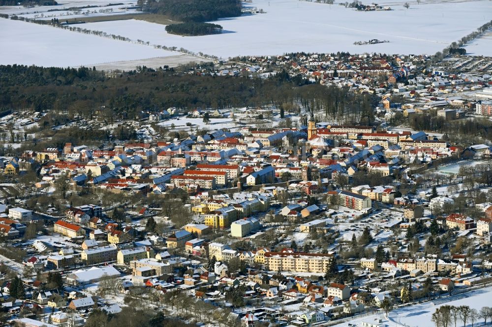 Templin from above - Wintry snowy the city center in the downtown area in Templin in the state Brandenburg, Germany