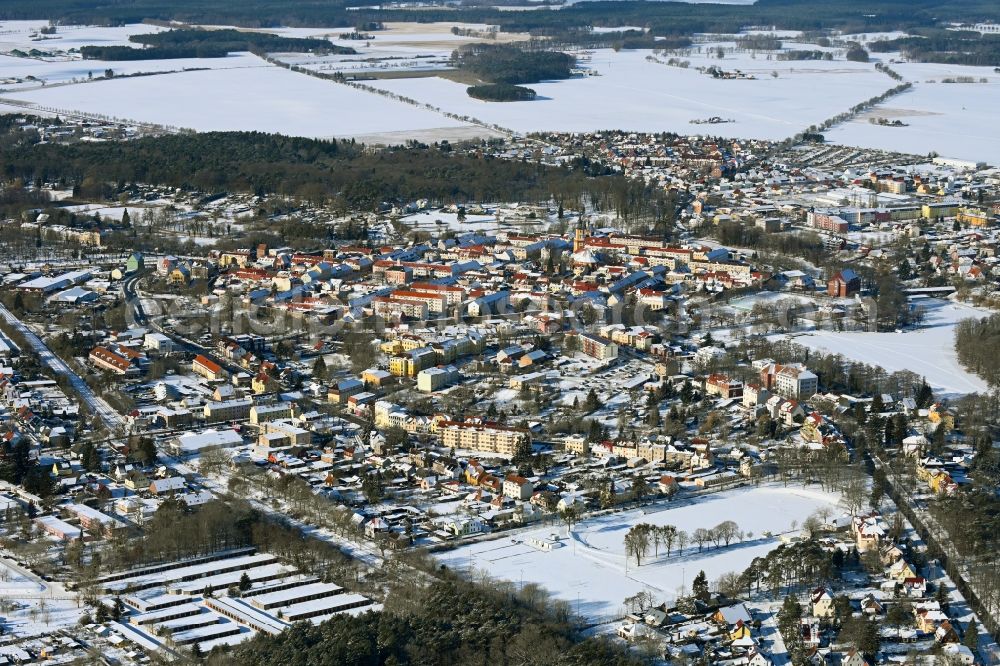 Aerial photograph Templin - Wintry snowy the city center in the downtown area in Templin in the state Brandenburg, Germany