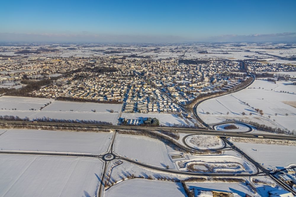 Aerial photograph Werl - Wintry snowy the city center in the downtown area in Werl at Ruhrgebiet in the state North Rhine-Westphalia, Germany