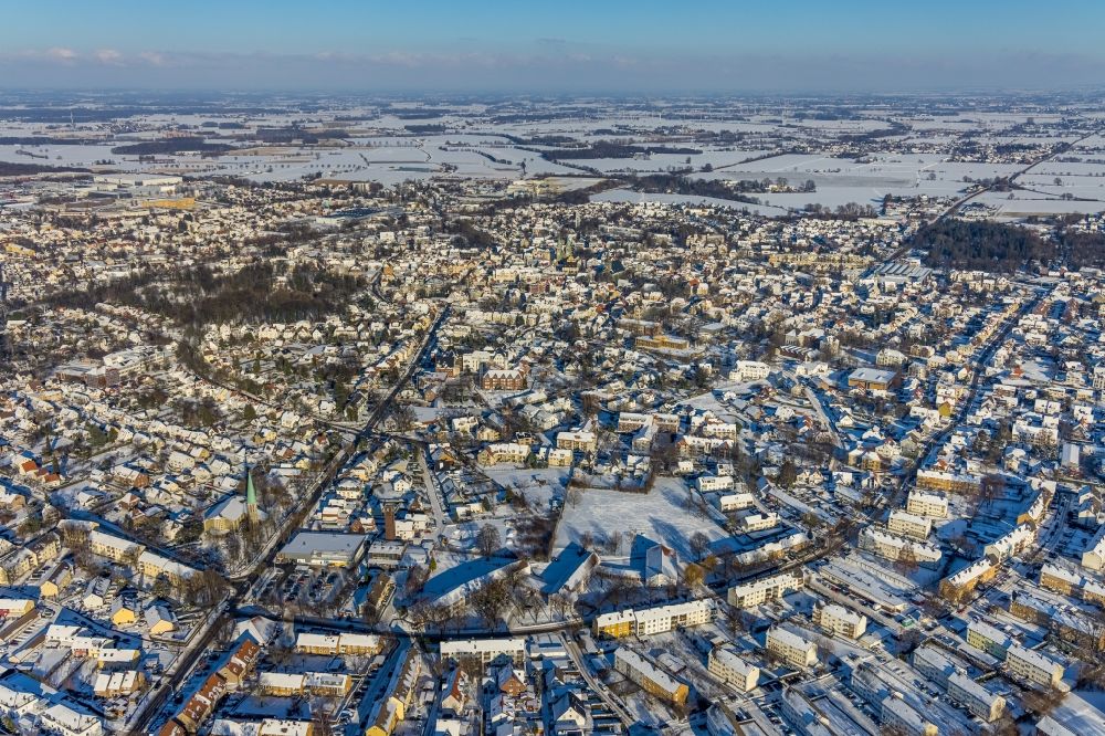 Werl from the bird's eye view: Wintry snowy the city center in the downtown area in Werl at Ruhrgebiet in the state North Rhine-Westphalia, Germany