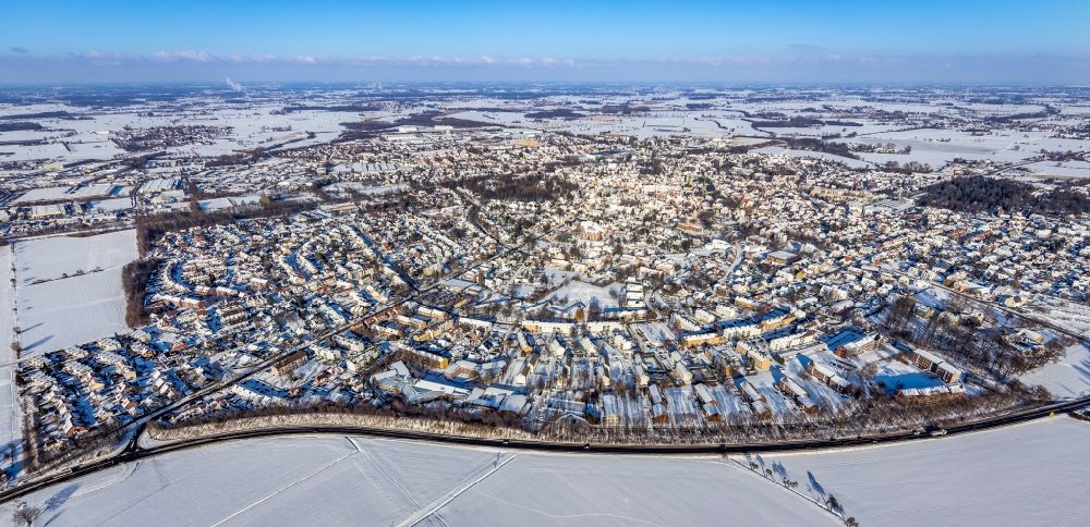Aerial image Werl - Wintry snowy the city center in the downtown area in Werl at Ruhrgebiet in the state North Rhine-Westphalia, Germany