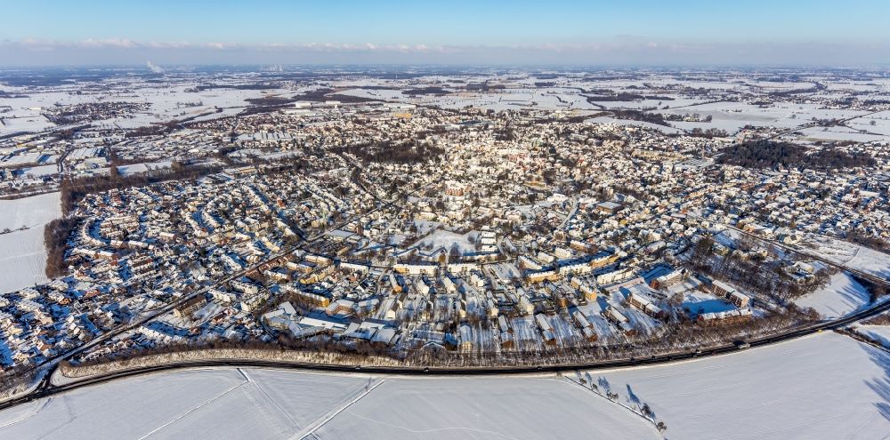 Aerial photograph Werl - Wintry snowy the city center in the downtown area in Werl at Ruhrgebiet in the state North Rhine-Westphalia, Germany