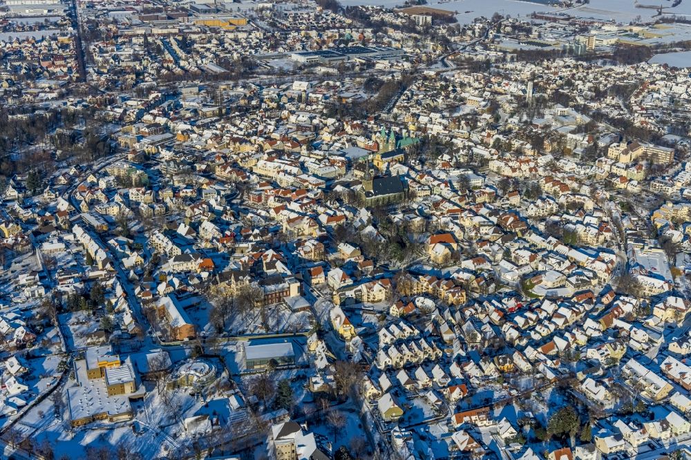 Aerial photograph Werl - Wintry snowy the city center in the downtown area in Werl in the state North Rhine-Westphalia, Germany