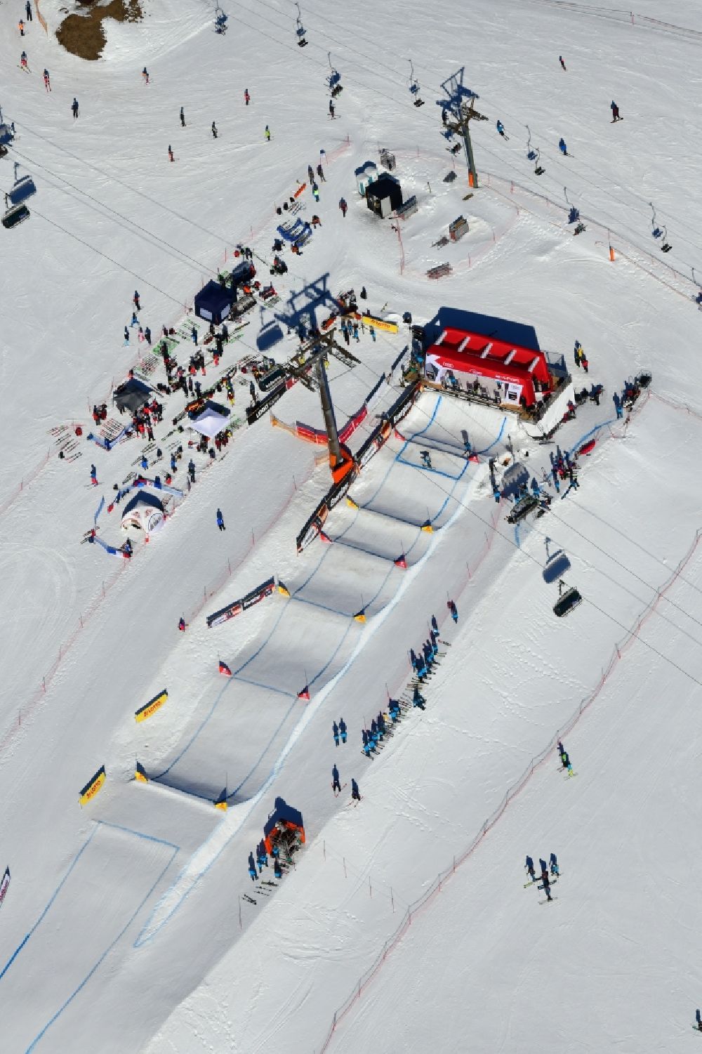 Feldberg (Schwarzwald) from the bird's eye view: Wintry snowy landscape with the start area for the World Cup Ski Cross at the ski sports area Seebuck on the Feldberg mountain in Feldberg (Schwarzwald) in the state Baden-Wurttemberg, Germany