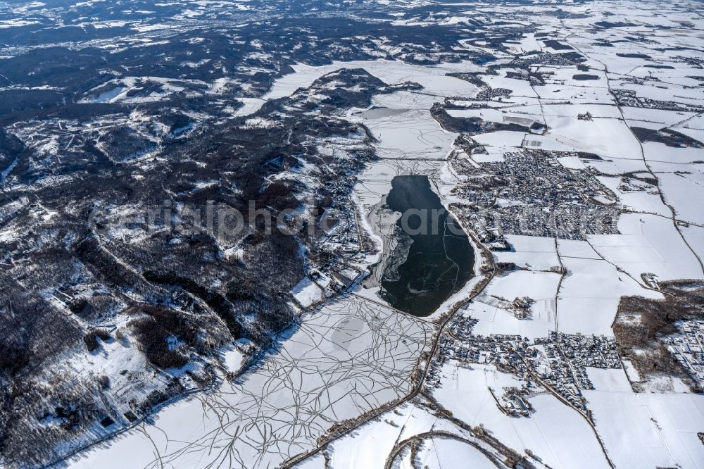 Aerial image Günne - Wintry snowy impoundment and shore areas at the lake Moehnsee in Guenne at Ruhrgebiet in the state North Rhine-Westphalia, Germany