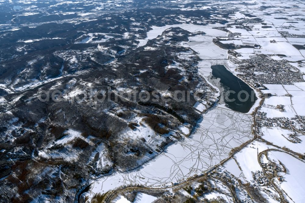 Günne from above - Wintry snowy impoundment and shore areas at the lake Moehnsee in Guenne at Ruhrgebiet in the state North Rhine-Westphalia, Germany