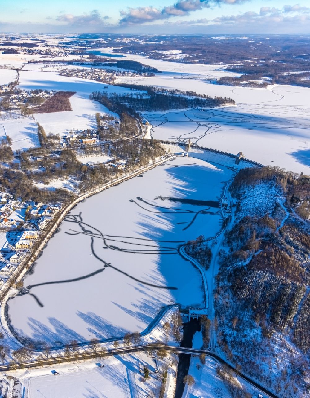 Günne from the bird's eye view: Wintry snowy shore areas at the lake Moehnetalsperre in the district Guenne in Moehnesee in the state North Rhine-Westphalia, Germany