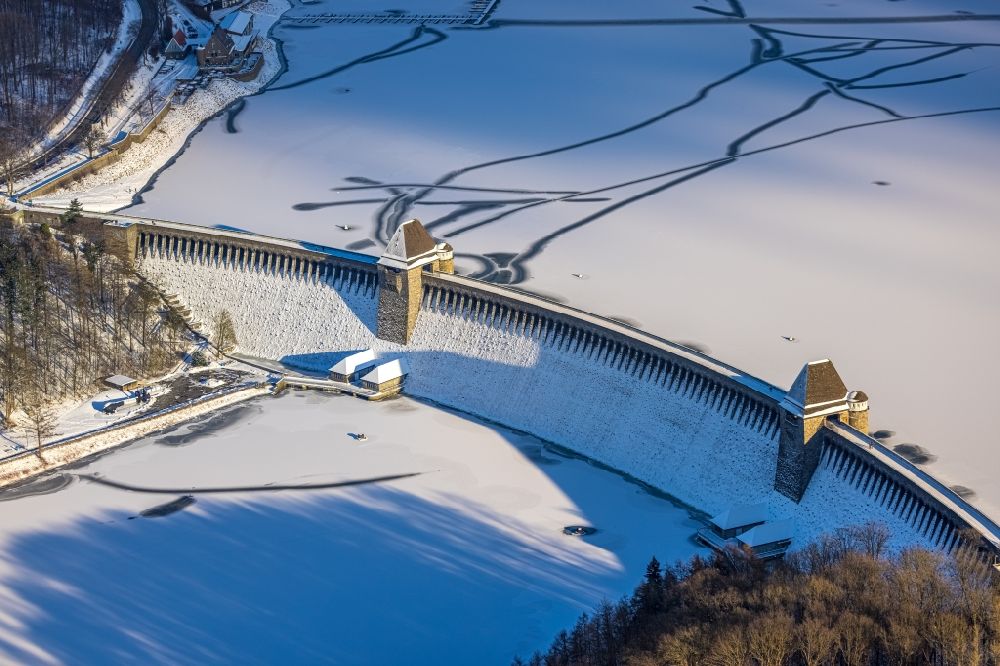 Aerial image Günne - Wintry snowy shore areas at the lake Moehnetalsperre in the district Guenne in Moehnesee in the state North Rhine-Westphalia, Germany