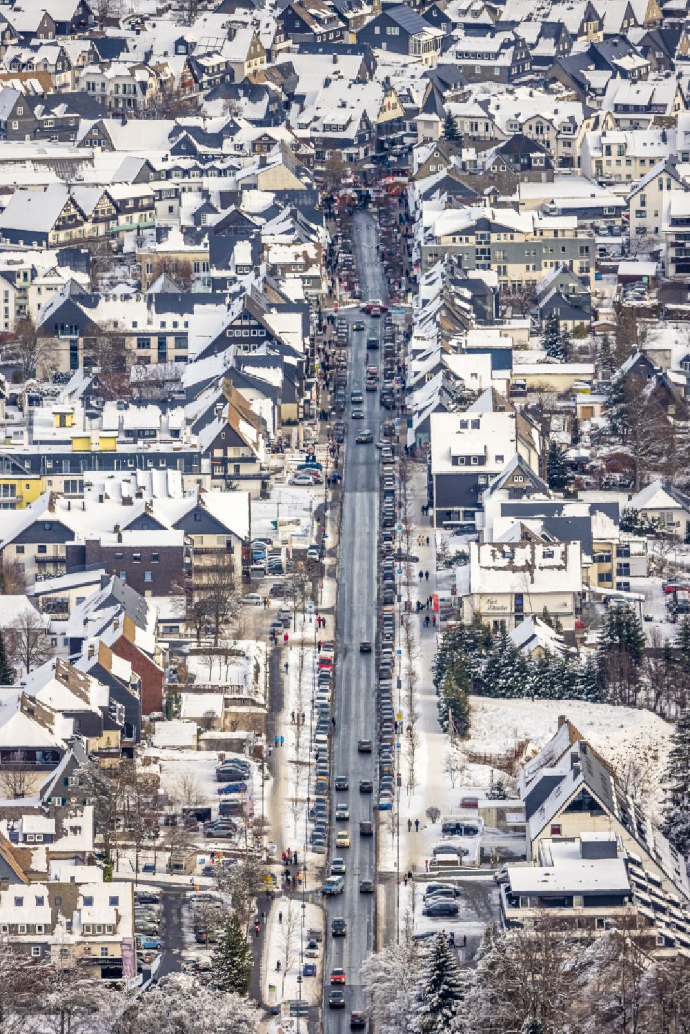 Winterberg from the bird's eye view: Wintry snowy street guide of famous promenade and shopping street on street Am Waltenberg in Winterberg at Sauerland in the state North Rhine-Westphalia, Germany