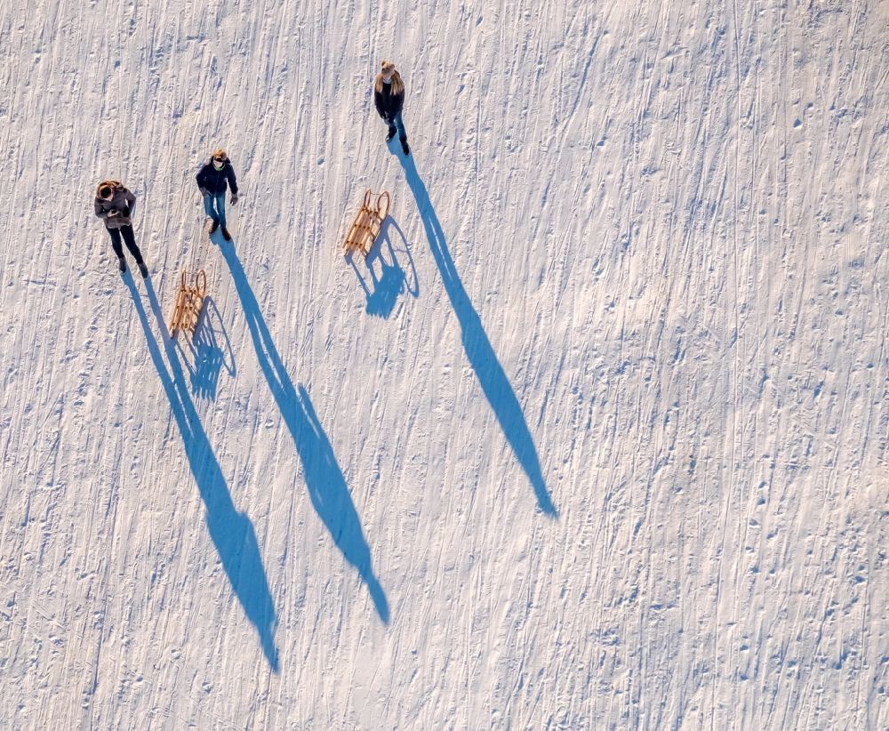 Arnsberg from the bird's eye view: Wintry snowy structures on agricultural fields Shaded by walkers with sleds in the district Holzen in Arnsberg in the state North Rhine-Westphalia