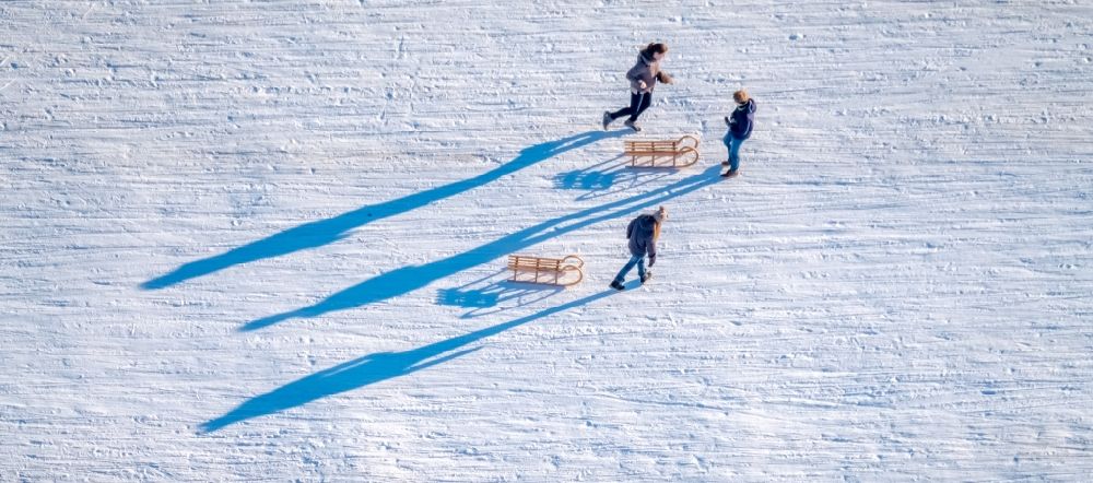 Aerial photograph Arnsberg - Wintry snowy structures on agricultural fields Shaded by walkers with sleds in the district Holzen in Arnsberg in the state North Rhine-Westphalia