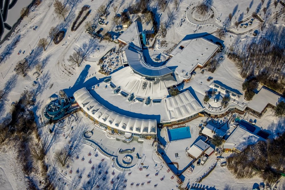 Aerial image Witten - Wintry snowy spa and swimming pools at the swimming pool of the leisure facility Freizeitbad Heveney in Witten at Ruhrgebiet in the state North Rhine-Westphalia, Germany