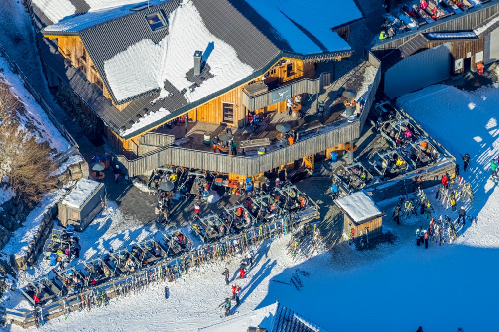 Aerial photograph Winterberg - Wintry snowy tables and benches of open-air restaurant Restaurant Bei Moeppi on street In der Buere in Winterberg at Sauerland in the state North Rhine-Westphalia, Germany