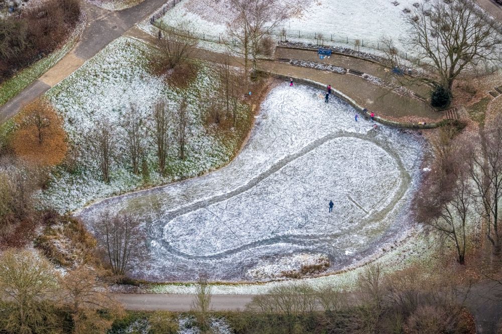 Aerial photograph Dortmund - Wintry snowy pond water surface and pond oasis in a park on street Am Segen in Dortmund at Ruhrgebiet in the state North Rhine-Westphalia, Germany
