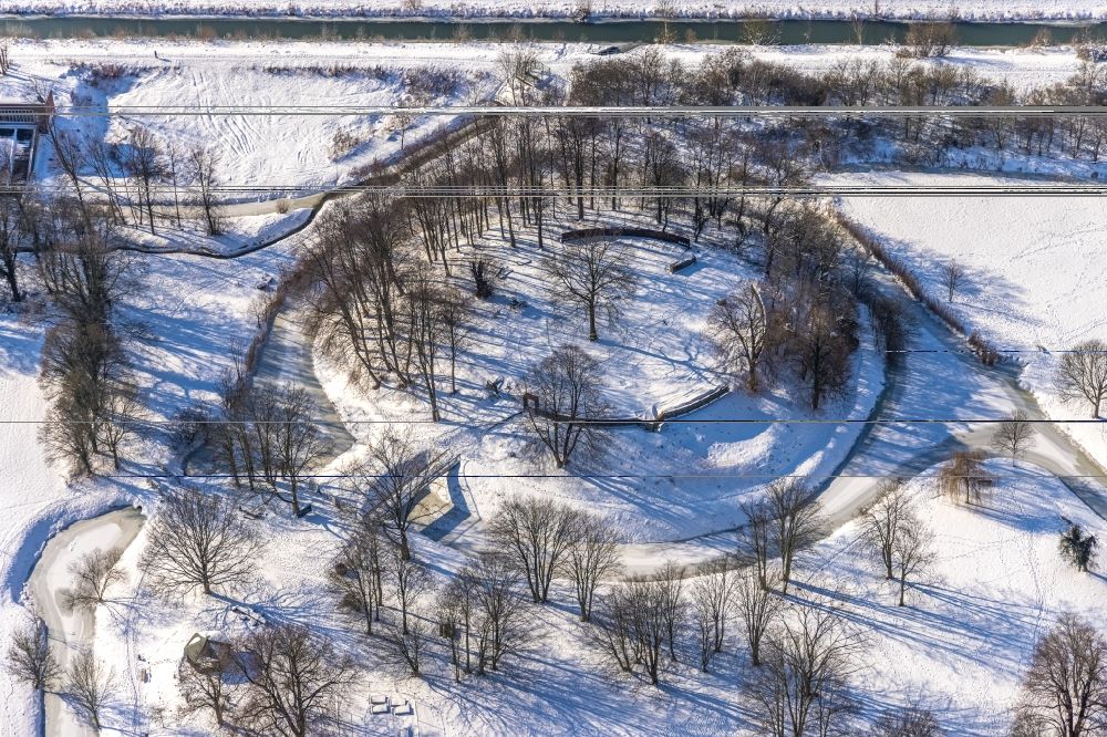 Aerial photograph Hamm - Wintry snowy tourist attraction and sightseeing of Burghuegel Mark at Soester Strasse in Hamm at Ruhrgebiet in the state North Rhine-Westphalia, Germany