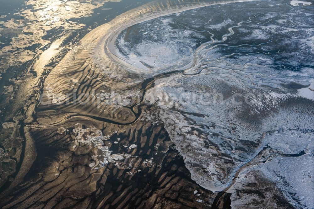 Aerial photograph Nordseeinsel Memmert - Wintry snow-covered ice floe pieces of a drift ice layer with meanders on the water surface on the North Sea island of Memmert in the state of Lower Saxony, Germany