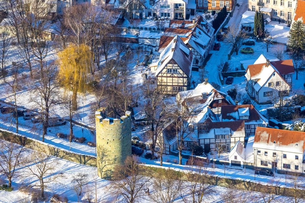 Soest from the bird's eye view: Wintry snowy tower building Historischer Kattenturm on the city wall between Ulrich-Jakobi-Wallstrasse and Dasselwall in Soest in the state North Rhine-Westphalia, Germany