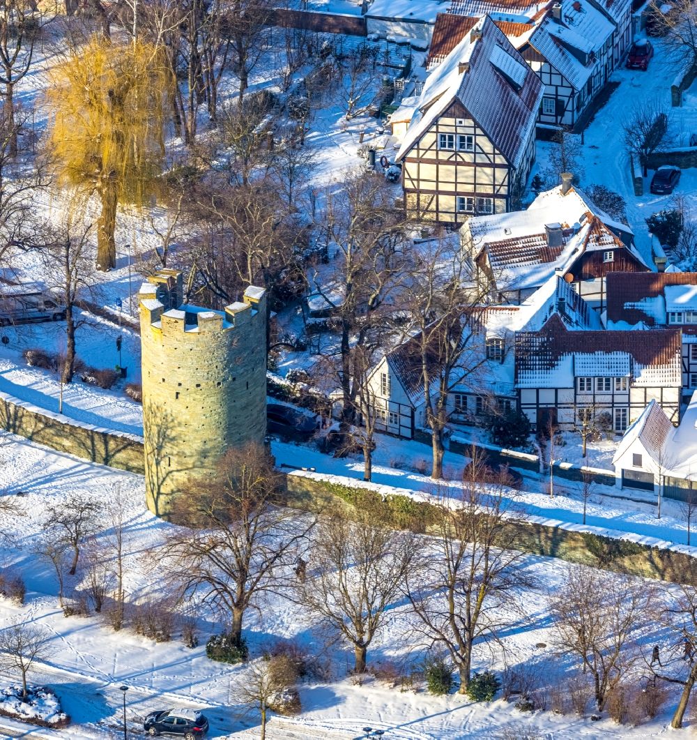 Aerial image Soest - Wintry snowy tower building Historischer Kattenturm on the city wall between Ulrich-Jakobi-Wallstrasse and Dasselwall in Soest in the state North Rhine-Westphalia, Germany