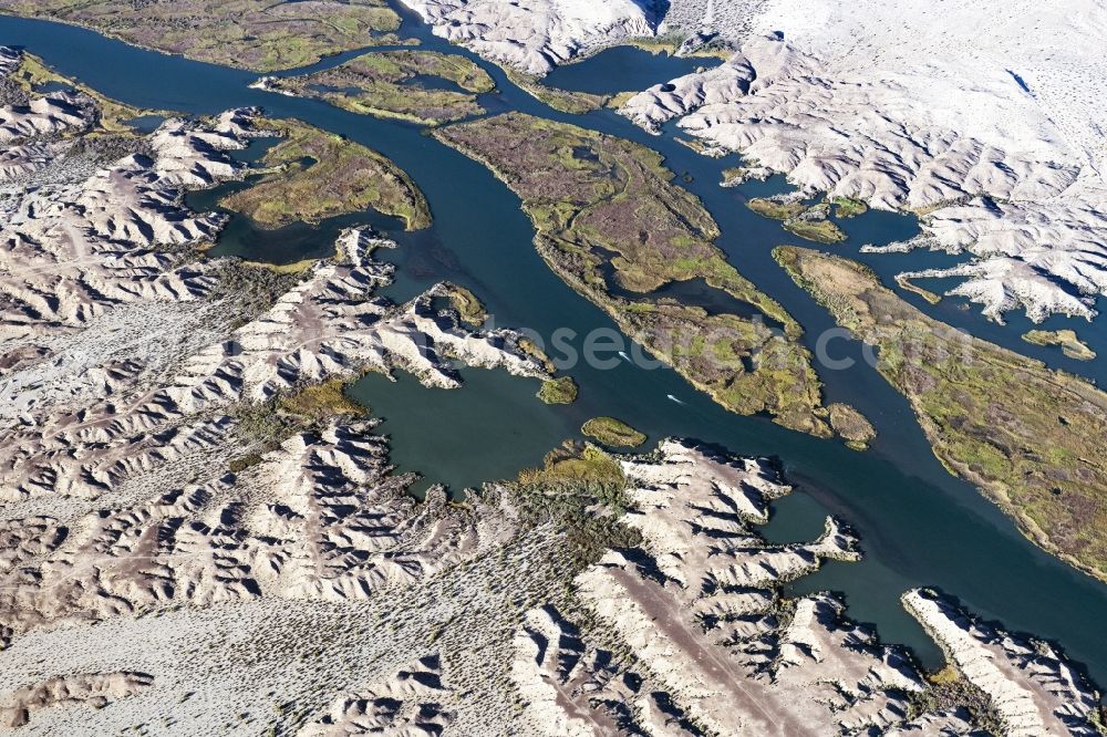 Havasu Lake from the bird's eye view: Wintry snowy riparian zones on the course of the river of Colorado River in Havasu Lake in California, United States of America