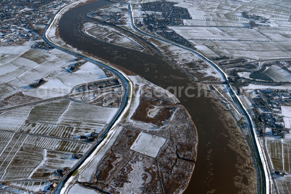 Aerial image Leer (Ostfriesland) - Wintry snowy riparian zones on the course of the river of Ems in Leer (Ostfriesland) in the state Lower Saxony, Germany