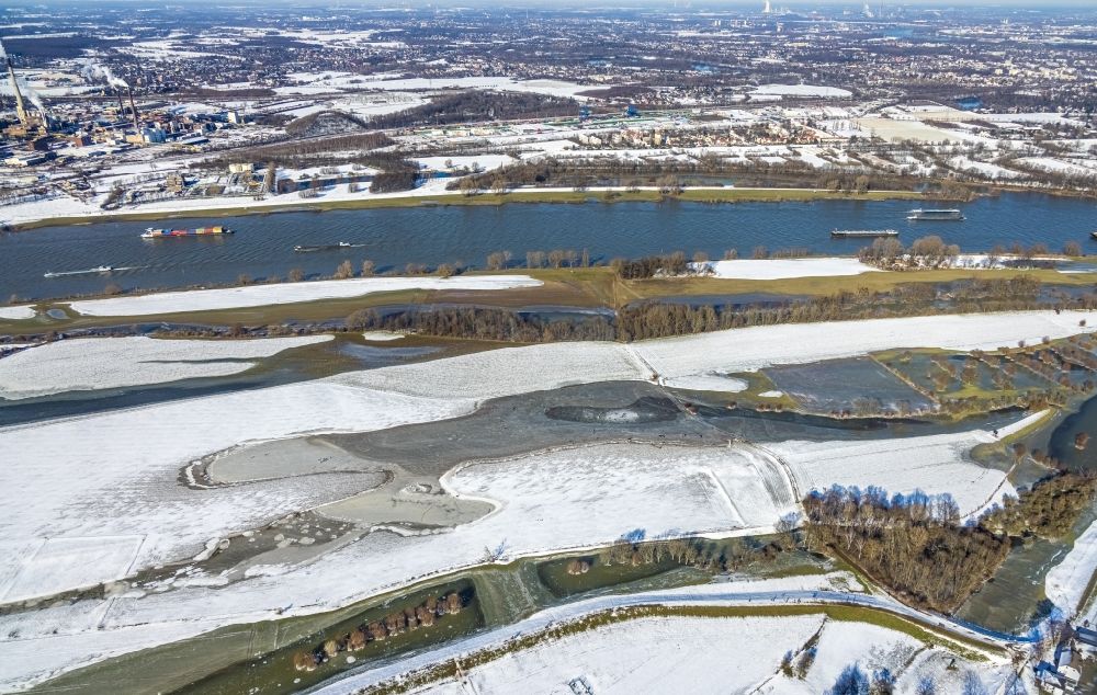 Aerial photograph Duisburg - Wintry snowy riparian zones on the course of the river in the district Muendelheim in Duisburg in the state North Rhine-Westphalia, Germany