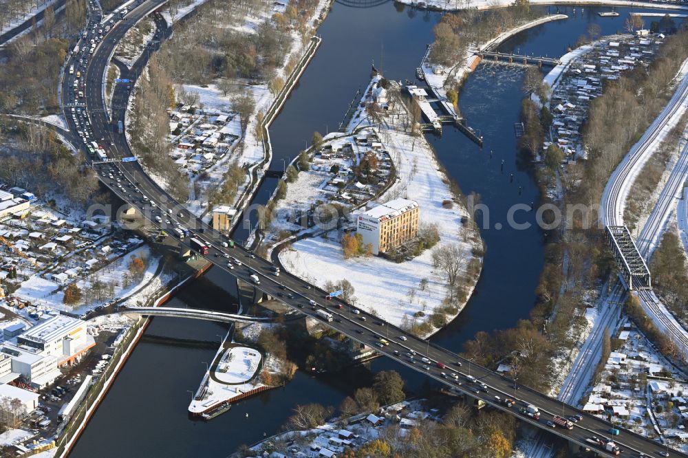 Aerial photograph Berlin - Wintry snowy riparian zones on the course of the river Rudolf-Wissell-Bruecke on street Stadtring in the district Charlottenburg in Berlin, Germany