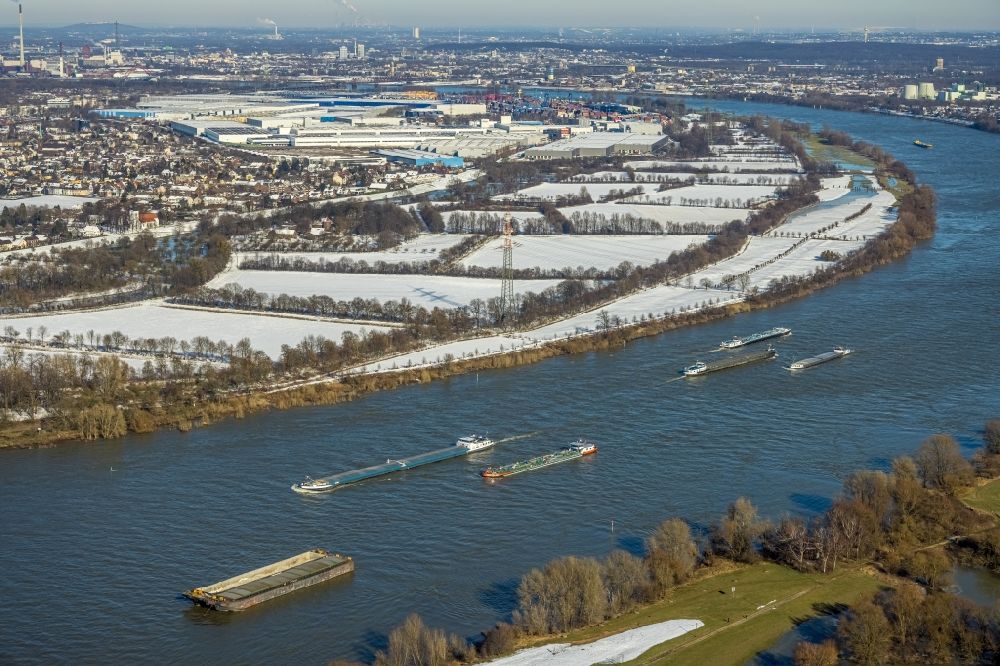 Aerial photograph Uerdingen - Wintry snowy bank areas on the course of the river Rhine in Uerdingen in the state North Rhine-Westphalia, Germany