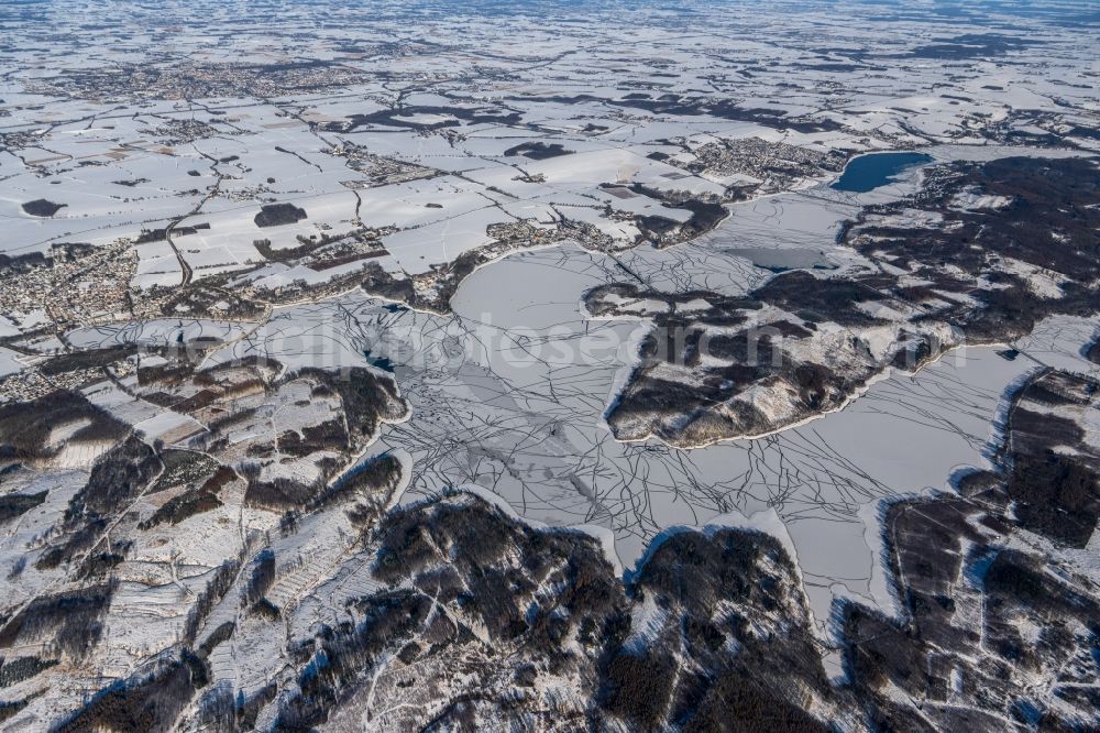 Aerial photograph Möhnesee - Wintry snowy riparian areas on the lake area of Moehnesee in Moehnesee in the state North Rhine-Westphalia, Germany