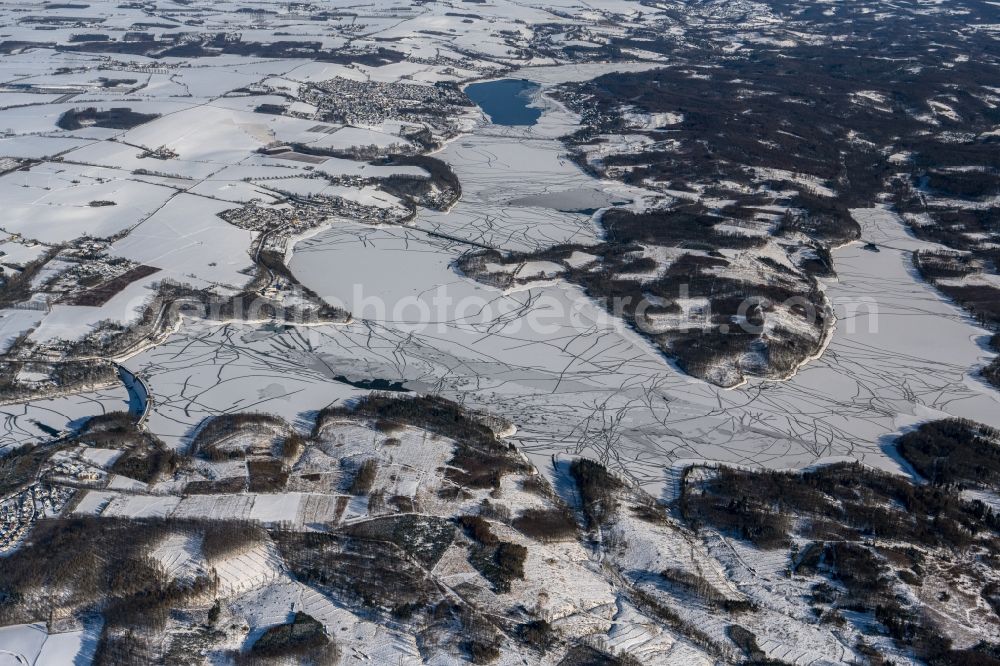 Möhnesee from above - Wintry snowy riparian areas on the lake area of Moehnesee in Moehnesee in the state North Rhine-Westphalia, Germany
