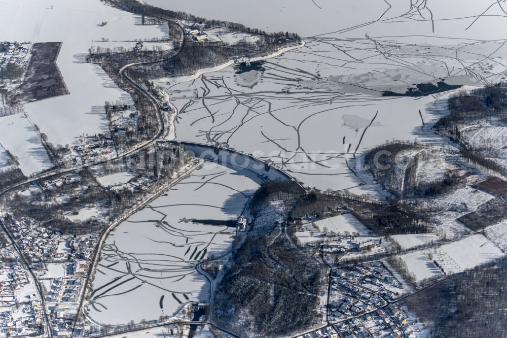 Aerial image Möhnesee - Wintry snowy riparian areas on the lake area of Moehnesee in Moehnesee in the state North Rhine-Westphalia, Germany