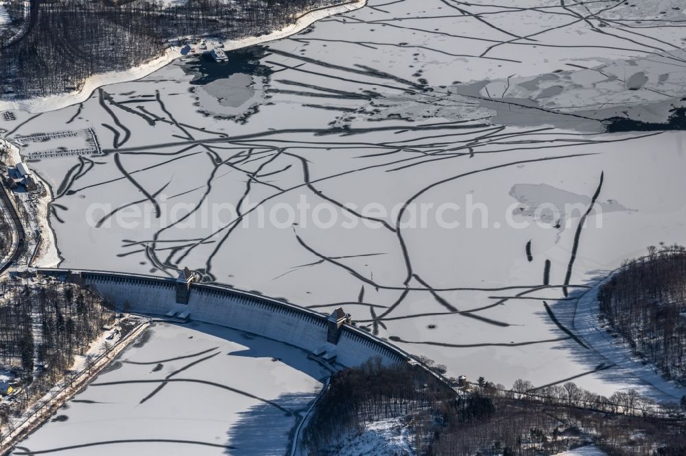 Aerial photograph Möhnesee - Wintry snowy riparian areas on the lake area of Moehnesee in Moehnesee in the state North Rhine-Westphalia, Germany