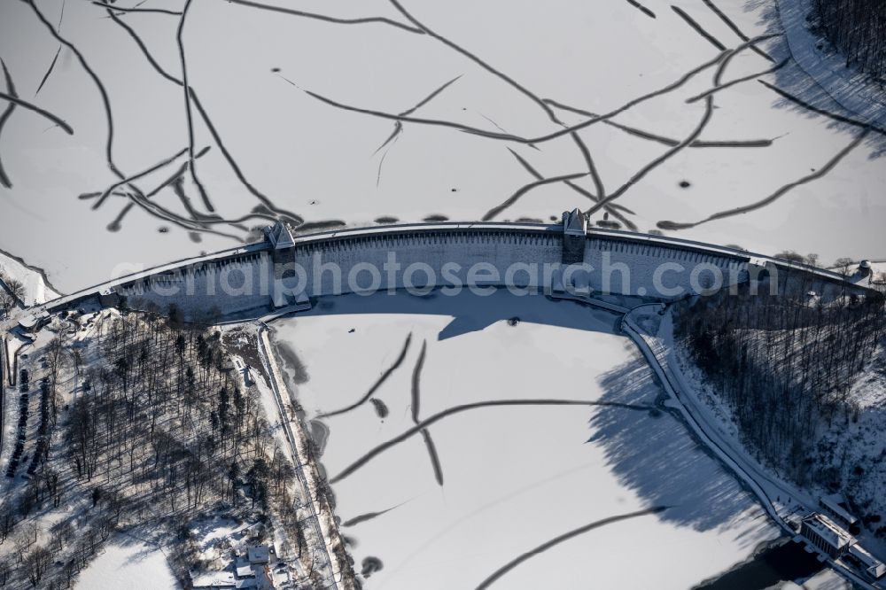 Möhnesee from the bird's eye view: Wintry snowy riparian areas on the lake area of Moehnesee in Moehnesee in the state North Rhine-Westphalia, Germany