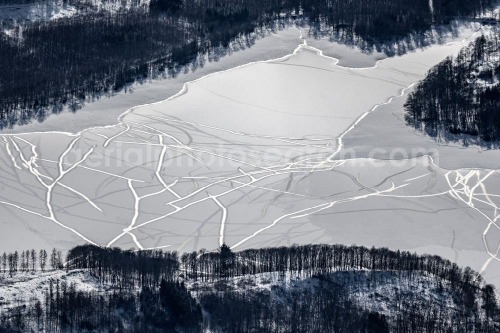 Aerial image Möhnesee - Wintry snowy riparian areas on the lake area of Moehnesee in Moehnesee in the state North Rhine-Westphalia, Germany