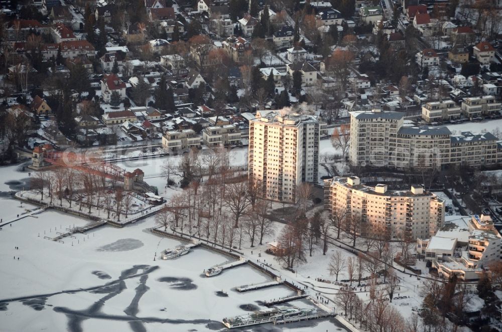 Berlin from the bird's eye view: Wintry snowy riparian areas on the lake area of Tegeler See and Greenwichpromenade in the district Tegel in Berlin, Germany