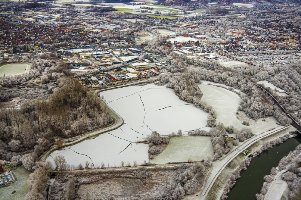 Aerial image Hamm - Winter snow-covered shore areas of the frozen lake Radbodsee in the district of Bockum-Hoevel in Hamm in the Ruhr area in the state of North Rhine-Westphalia, Germany