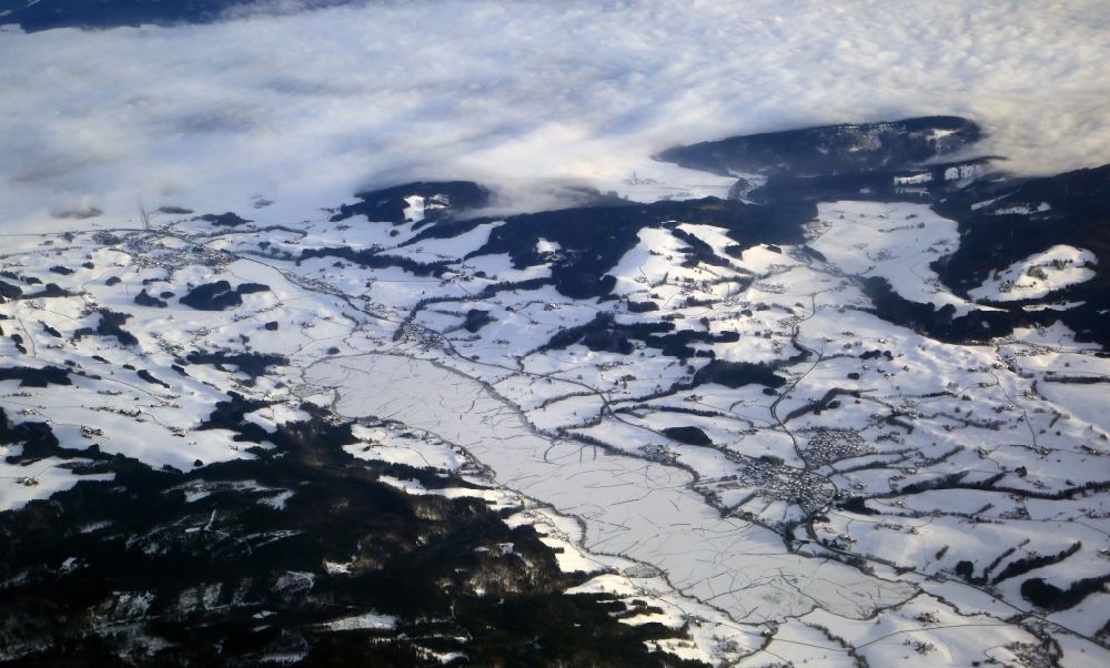Aerial photograph Zell am Moos - Wintry snowy riparian areas on the lake area of the frozen Irrsee in Zell am Moos in Oberoesterreich, Austria