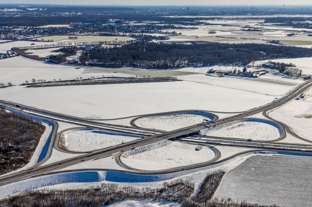 Aerial photograph Duisburg - Wintry snowy traffic flow at the intersection- motorway A 59 - 524 in the district Rahm in Duisburg in the state North Rhine-Westphalia, Germany