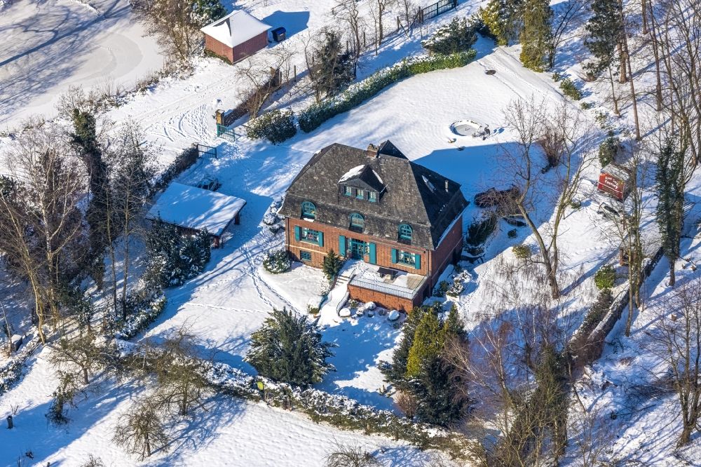 Hamm from above - Wintry snowy luxury residential villa of single-family settlement in Hamm at Ruhrgebiet in the state North Rhine-Westphalia, Germany