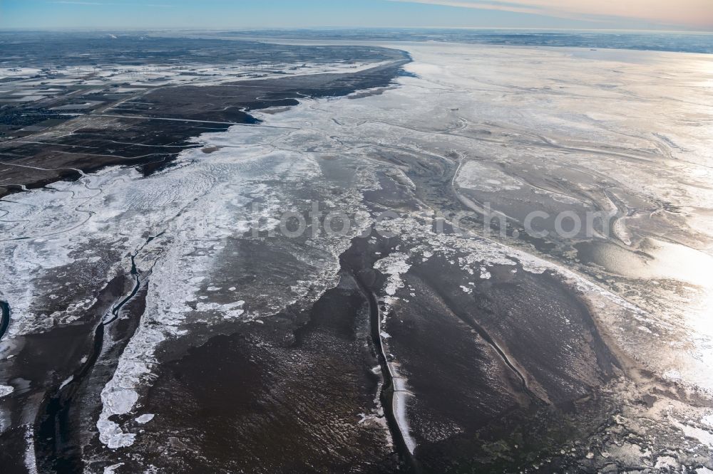 Aerial photograph Friedrichskoog - Wintry snowy water surface at the seaside of North Sea in Friedrichskoog in the state Schleswig-Holstein, Germany