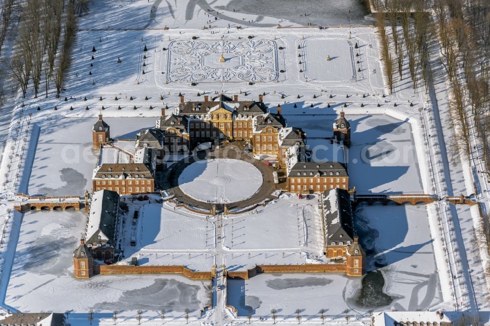 Nordkirchen from the bird's eye view: Wintry snowy building and castle park systems of water castle Schloss Nordkirchen in Nordkirchen in the state North Rhine-Westphalia, Germany