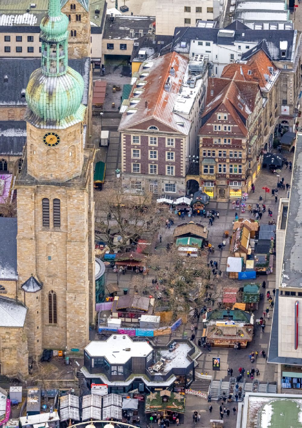 Aerial image Dortmund - Wintry snowy christmassy market event grounds and sale huts and booths on Brueckstrasse in the district City-Ost in Dortmund at Ruhrgebiet in the state North Rhine-Westphalia, Germany