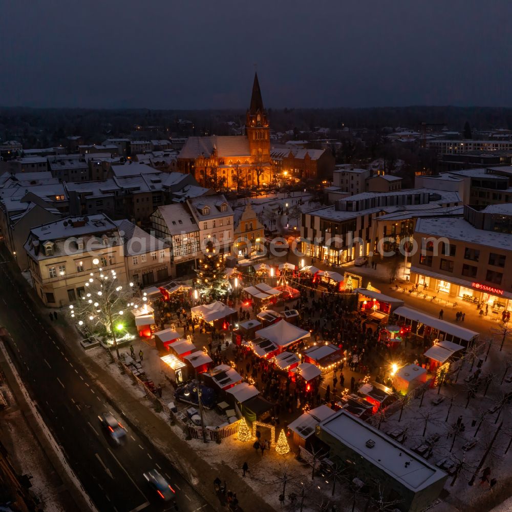 Eberswalde from above - Wintry snowy christmassy market event grounds and sale huts and booths on street Breite Strasse in Eberswalde in the state Brandenburg, Germany