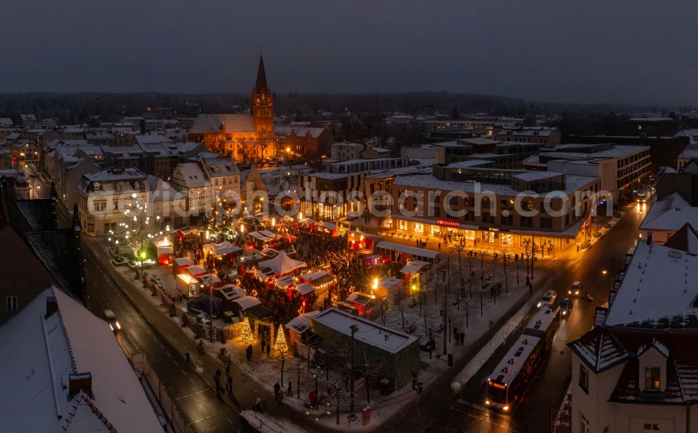 Eberswalde from the bird's eye view: Wintry snowy christmassy market event grounds and sale huts and booths on street Breite Strasse in Eberswalde in the state Brandenburg, Germany