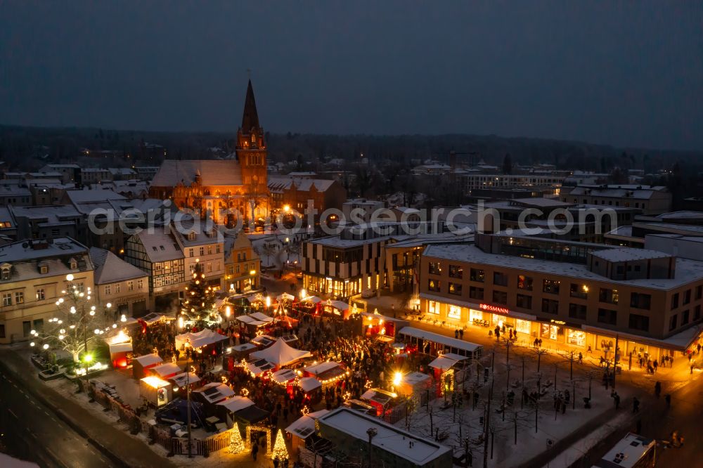 Aerial image Eberswalde - Wintry snowy christmassy market event grounds and sale huts and booths on street Breite Strasse in Eberswalde in the state Brandenburg, Germany
