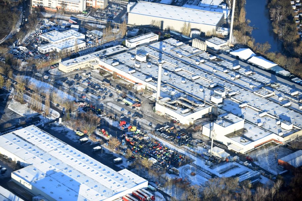 Aerial image Berlin - Wintry snowy building and production halls on the premises of APCB Automotive Plastic Components Berlin GmbH & Co KG Goerzallee in the district Zehlendorf in Berlin