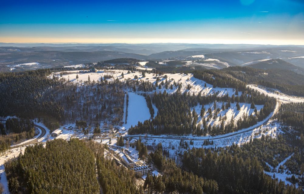 Winterberg from the bird's eye view: Wintry snowy aisle and downhill slope in the winter sports ski area in Winterberg at Sauerland in the state North Rhine-Westphalia, Germany
